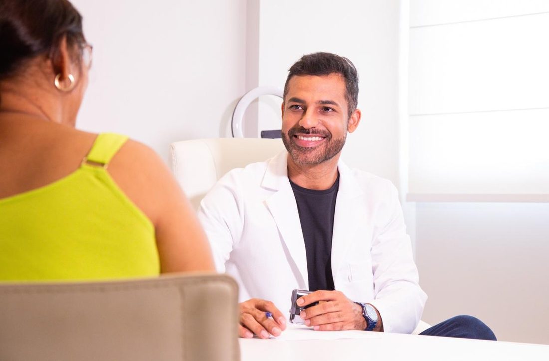 Dr. Rafael Inácio durante atendimento a uma paciente